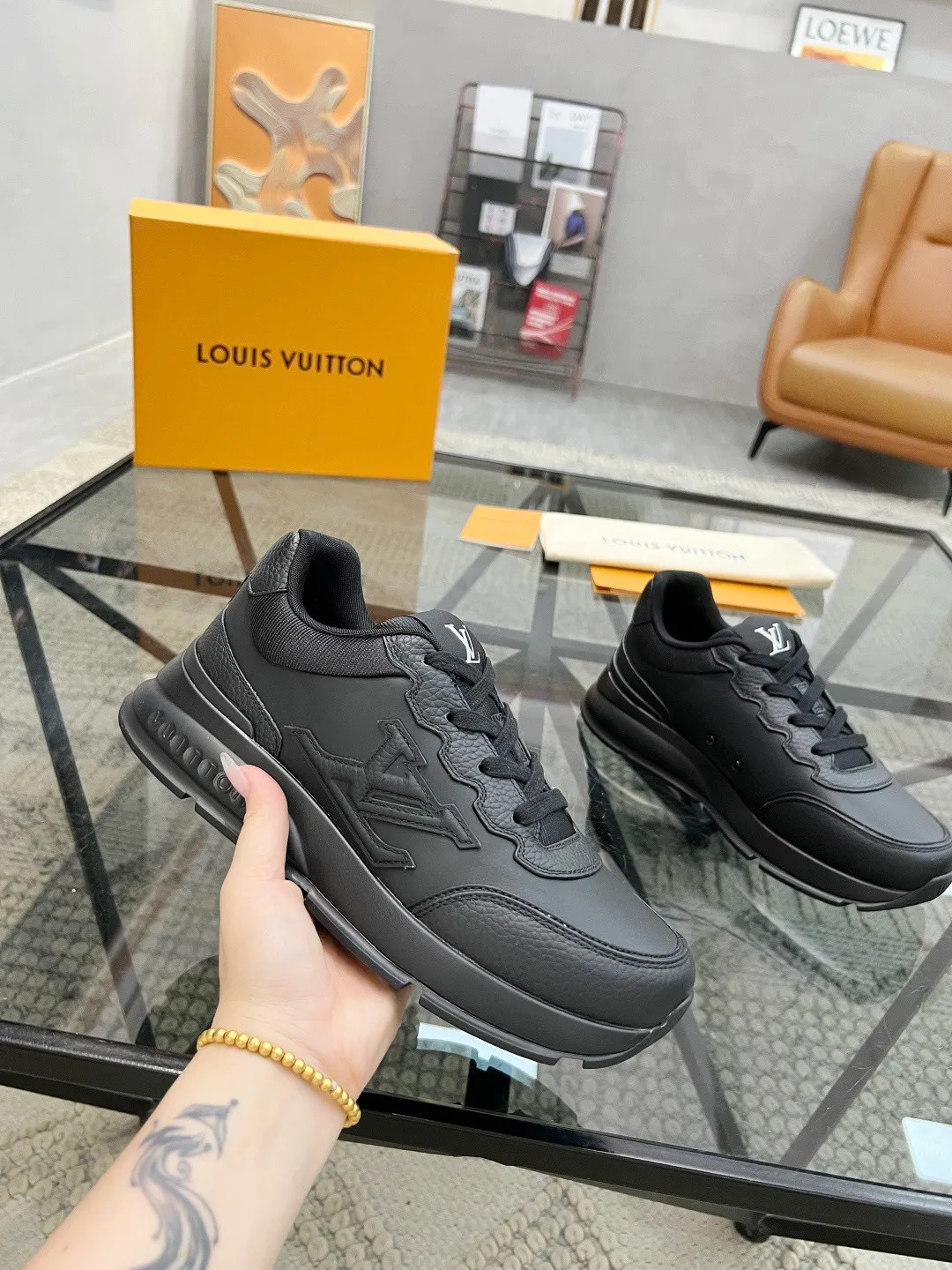 Factory price: 460💰Lv🔍Top purchasing agent🇮🇹 Road The most popular sports shoes for street men are available at the same counter. The uppers are imported cowhide fabrics from Italy, high-quality spliced colorful and complex handicrafts, imported comfortable mesh linings, soles: original soles specially provided by the original factory, T men's men's shoes 💰U foam exclusive movable molded soles are super comfortable, original factory and single goods, 🔍🔍high quality, you can enter and exit the counter at will, welcome to compare, code number 38-44, (45 customized)